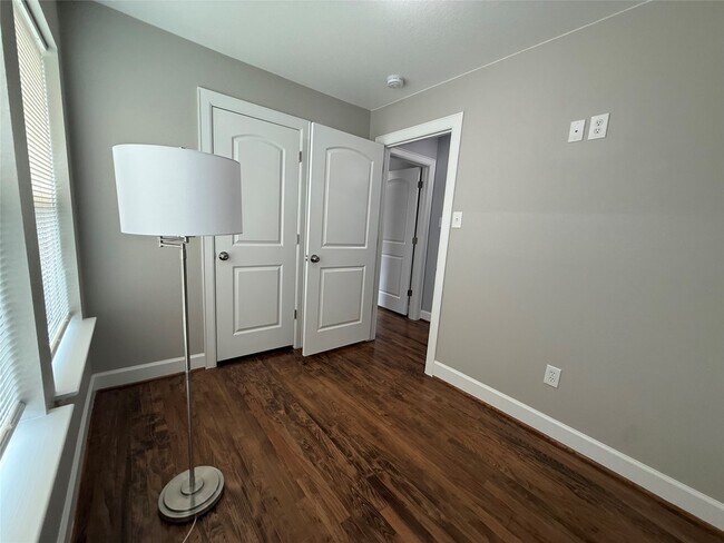 Building Photo - 1146 Majestic St