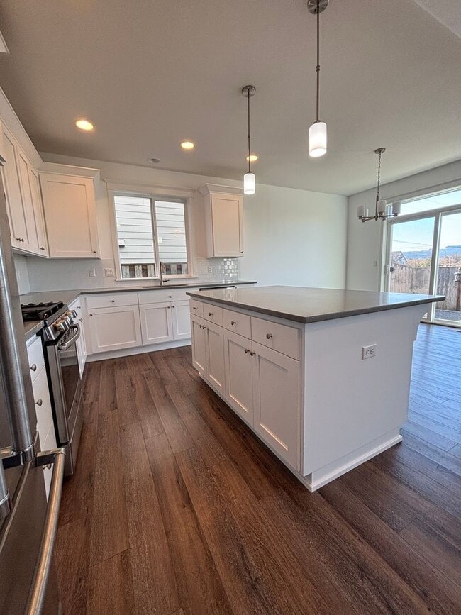 Building Photo - 2 Story Home in the Desirable Columbia Estates Development