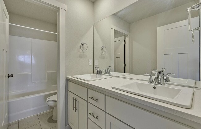 Building Photo - Discover the Charm of This Elegant North P...