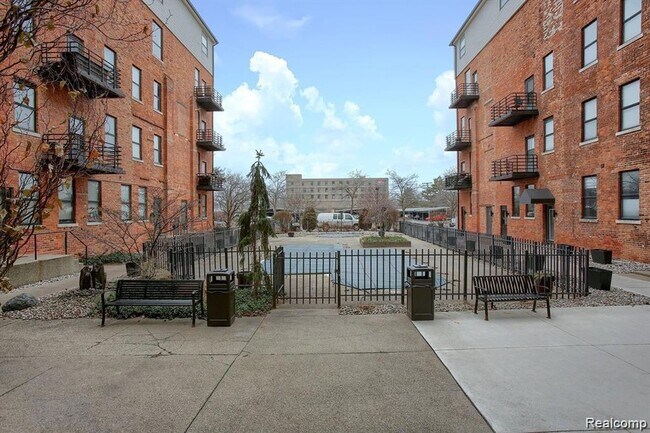 Building Photo - 6533 E Jefferson Ave