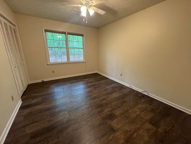 Building Photo - 505 Chateau Dr SE