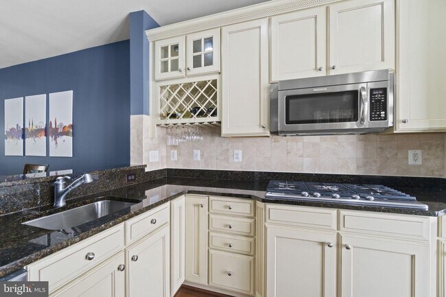 Building Photo - 2509 S Kenmore Ct