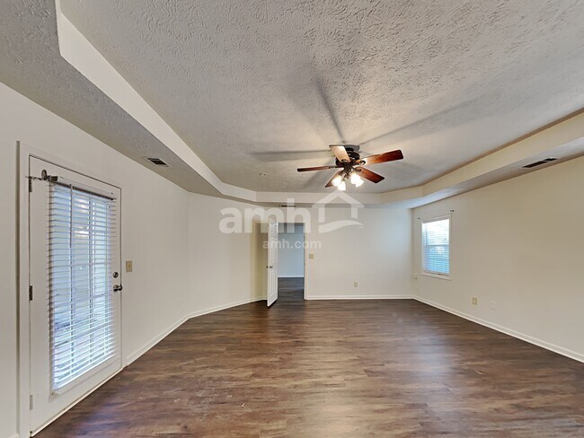 Building Photo - 2860 Cove Crossing Dr