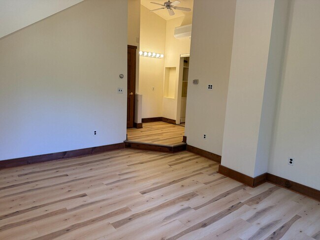 Building Photo - 1600 Sunset Ln