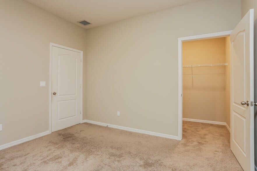 Building Photo - 1715 Party Pl