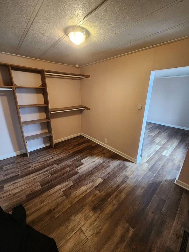 Building Photo - 3 Bedroom - 2 Bath in Auburn - Ranch