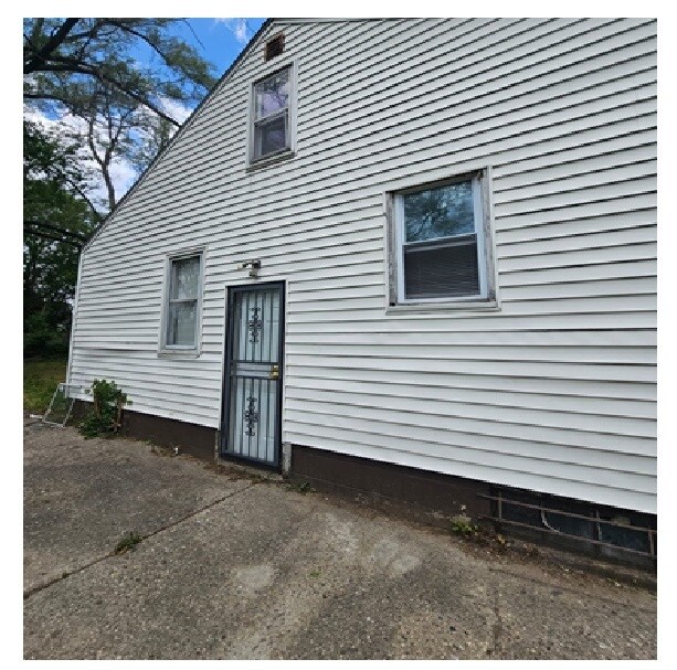 Building Photo - 15757 Mark Twain St
