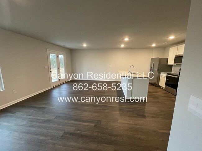 Building Photo - 5825 Vernier Dr SW