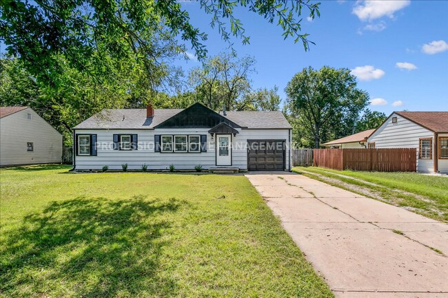 Building Photo - Charming 3 bedroom 1 bath home with 2 garages!