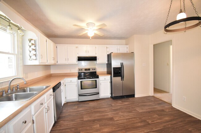 Building Photo - 3 Bedroom and 2 Bath Home (No Pets)