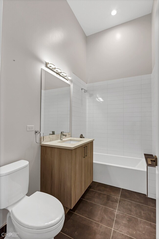 Building Photo - 2443 N Western Ave