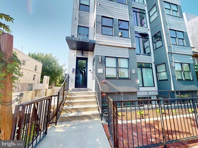 Building Photo - 927 Kennedy St NW