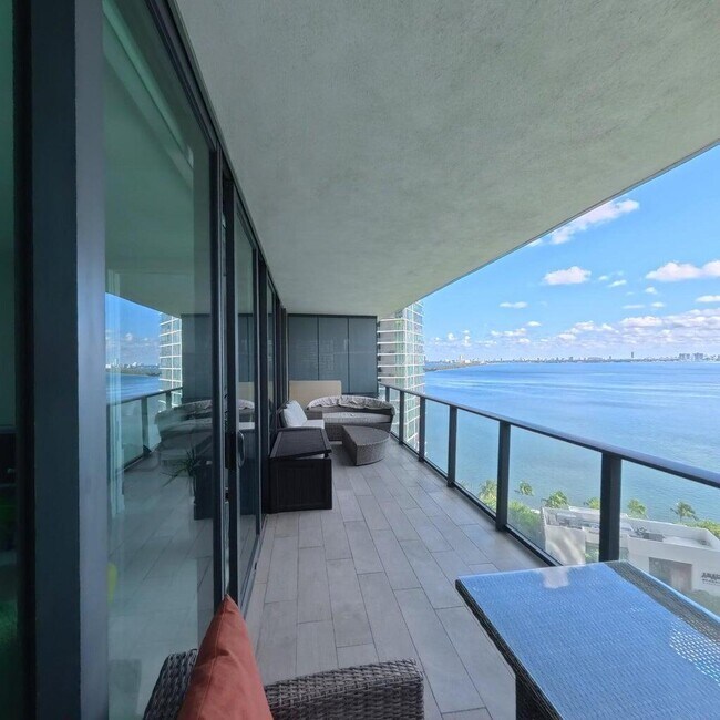 Building Photo - 650 NE 32nd St