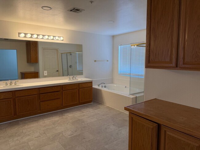 Building Photo - 841 Rosebud Dr