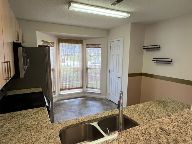 Building Photo - Updated 3 Bedroom, 2 Bath Ranch in NW Char...