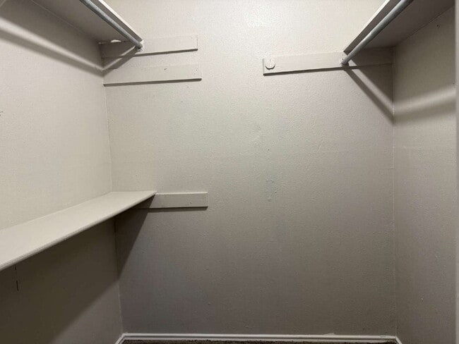 Building Photo - Two Bedroom/Two Bathroom Duplex Between Ki...
