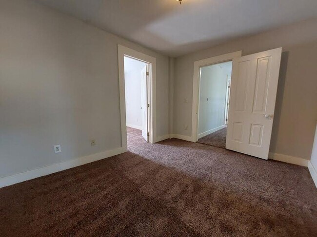 Building Photo - Gorgeous 3 bedroom, 1 bath home south of Haysville