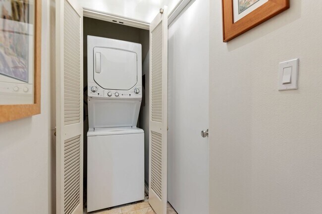 Building Photo - Total Quality Living! El Escorial... EAST BEACH!