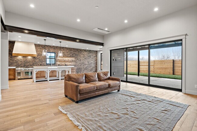 Building Photo - 116 S Carbon Rivet Ave