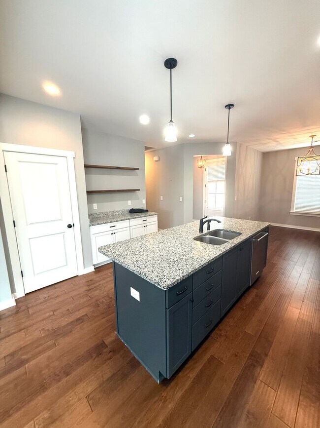 Building Photo - ** 4 Bed 2.5 Bath Located beside Park Cros...
