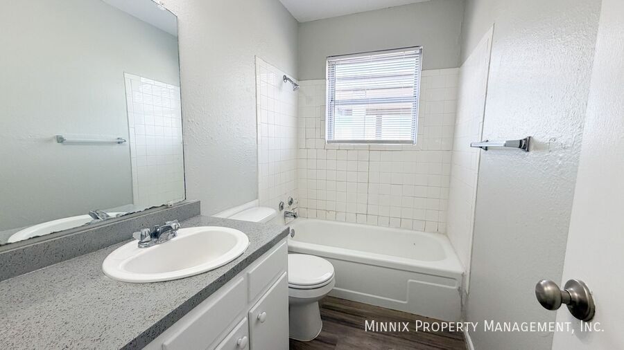 Building Photo - 2219 W 19th