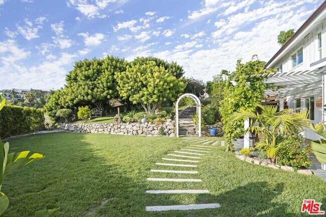 Building Photo - 6363 Zumirez Dr