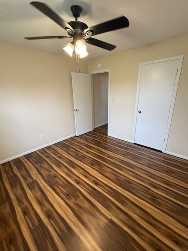 Building Photo - Beautiful 3 bedroom 2 bath HOME . . .  Clo...