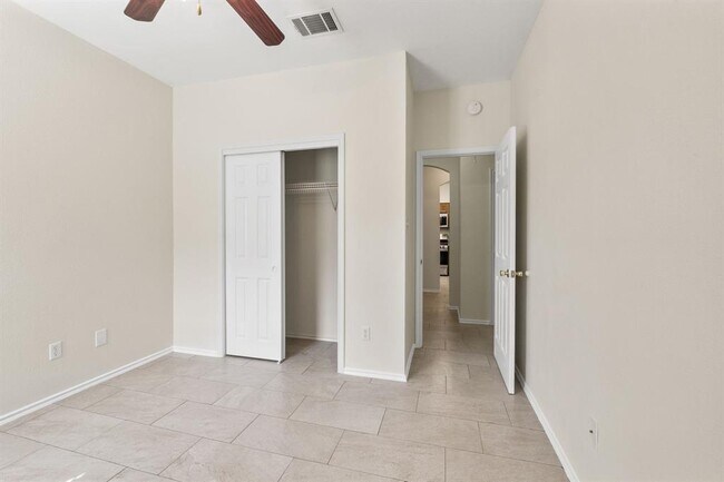 Building Photo - 802 N Creek Blvd