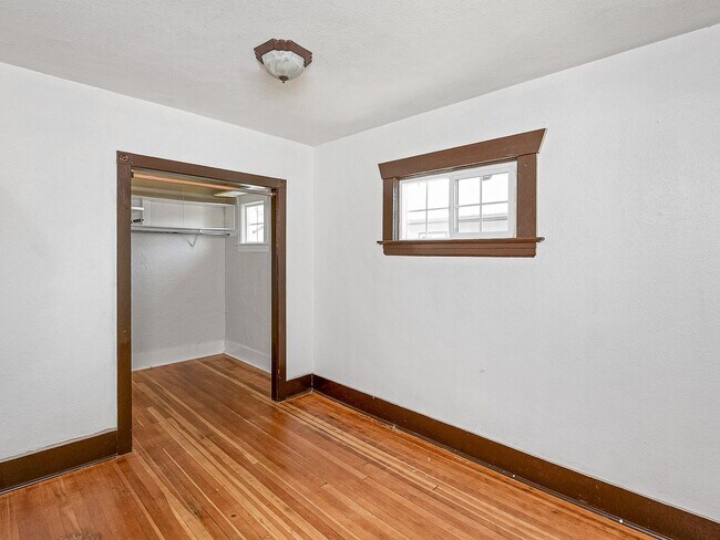 Building Photo - Adorable, vintage 1924 2-bdrm/1-bath w/ fe...