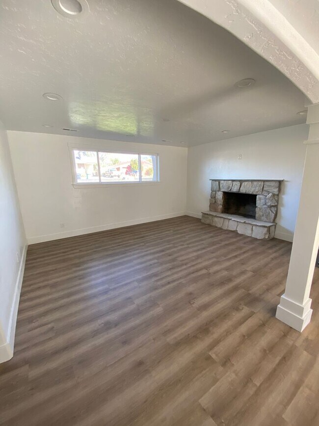 Building Photo - Orem Duplex - Downstairs