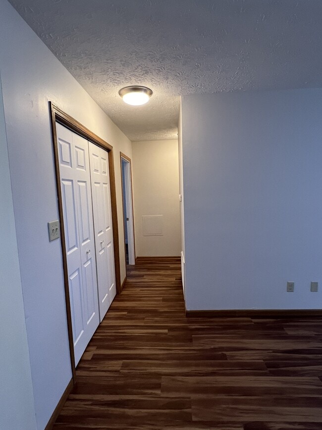 Building Photo - 910 N Meridian St Rd