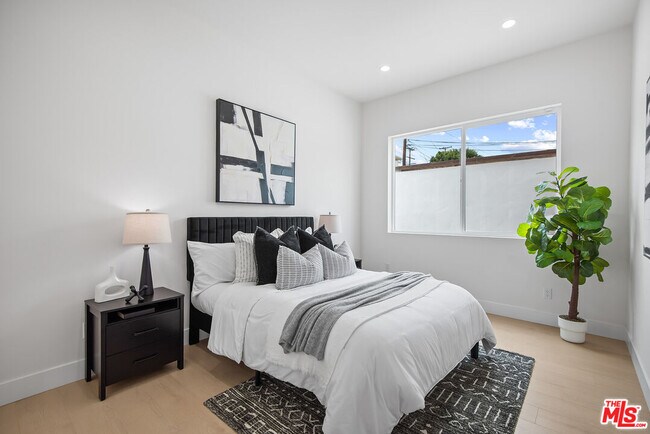 Building Photo - 3626 E 1st St