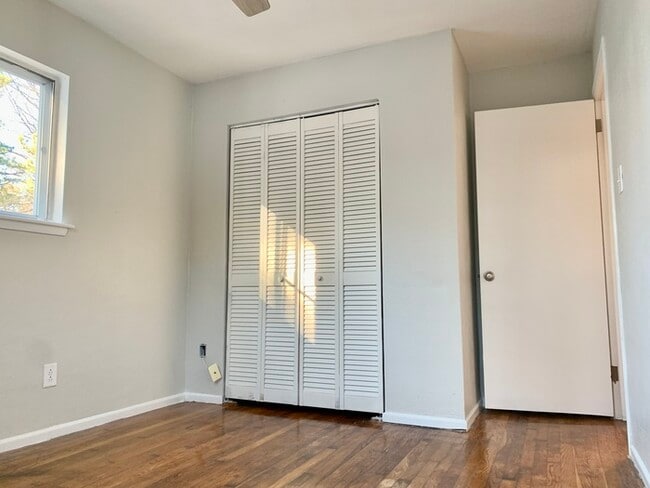 Building Photo - 3 BEDROOM HOME FOR RENT IN OAKWOOD FARMS!