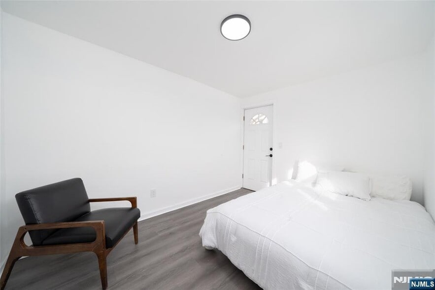 Building Photo - 10 McDougall St