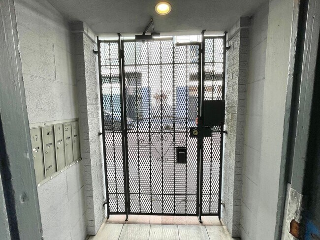 Building Photo - Charming Studio Apartment in the heart of ...