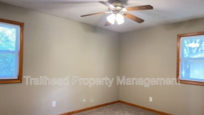 Building Photo - 401 SW Stoney Brook Ln