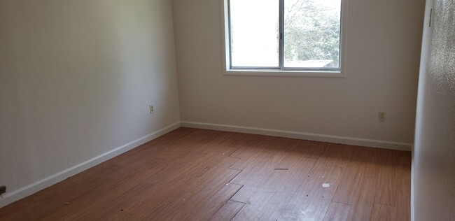 Building Photo - 4103lansingavenue.is4lease.com