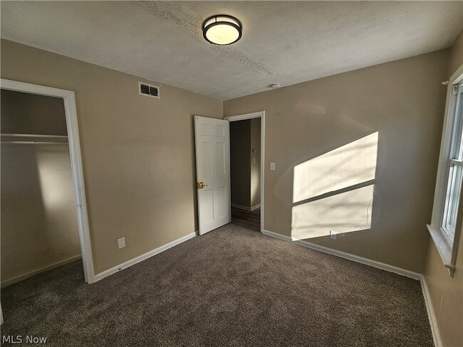 Building Photo - 2450 Greenvale Rd