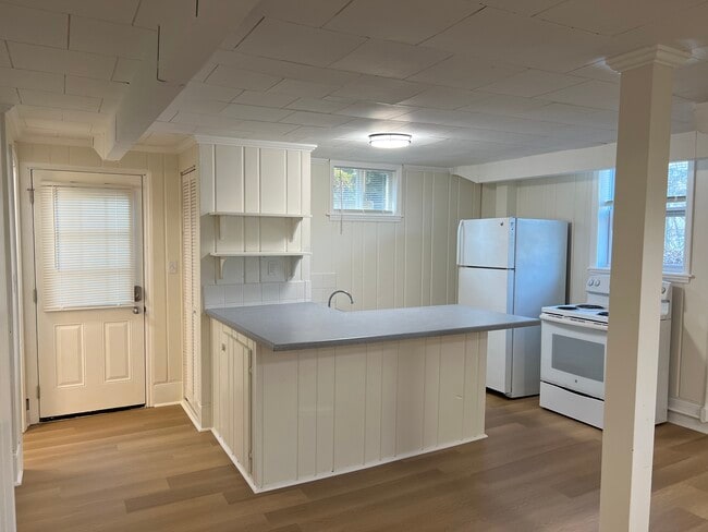 Building Photo - 513 Midvale St