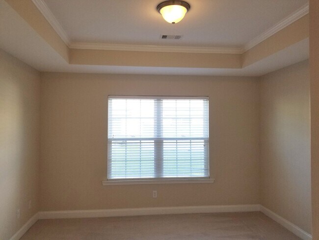 Building Photo - Spacious 3 Bedroom 2.5 Bath Townhome with ...