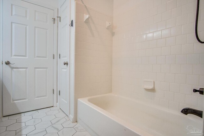 Building Photo - 1200 Jasper St