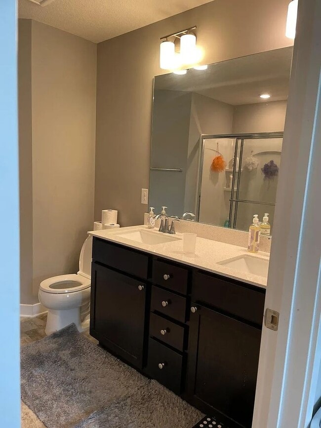 Building Photo - Awesome woodbury townhouse available!