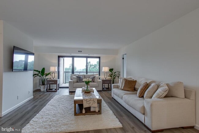 Building Photo - 203 Yoakum Pkwy