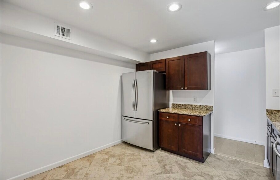 Building Photo - 11423 Commonwealth Dr