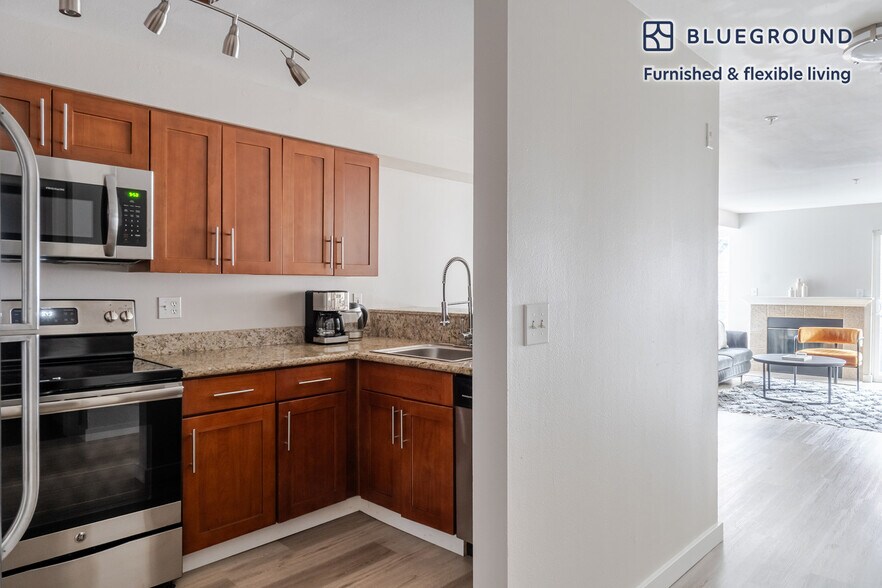 Building Photo - 526 Yale Ave N