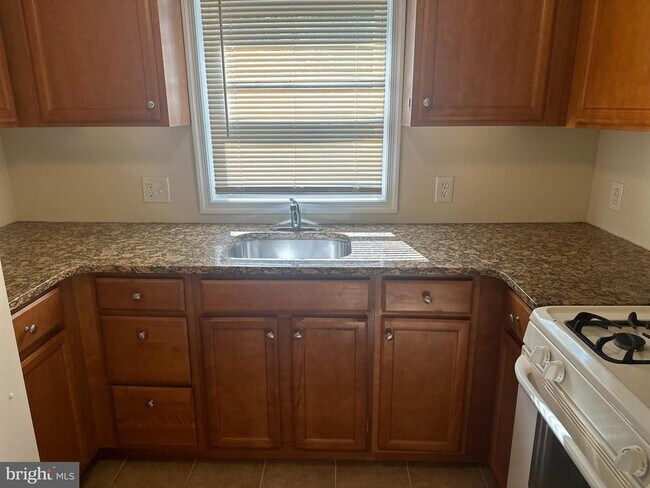 Building Photo - 371 Easton Rd