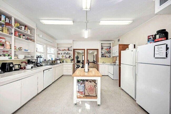 Building Photo - Spacious 14-Bedroom Property Ideal for Groups & Organizations