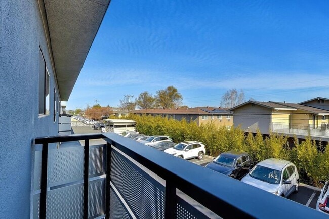 Building Photo - 1662 Hollenbeck Ave