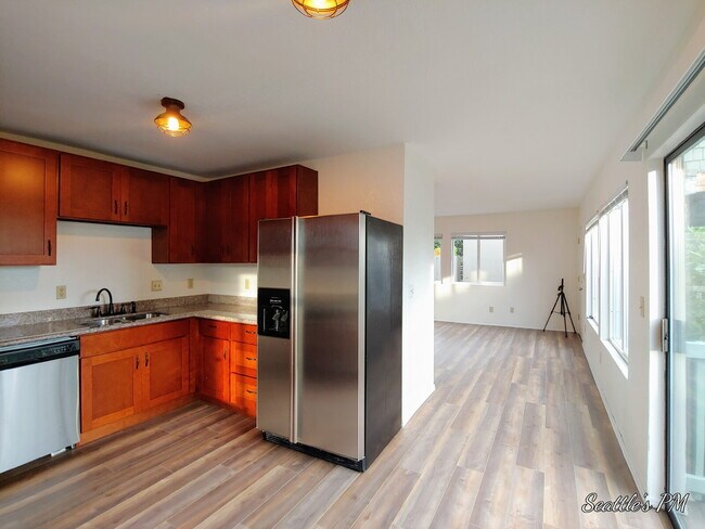 Building Photo - "Spacious 3-Bed Oasis with 2 Full Baths in Prime Seattle Location – 1800 Sq Ft of Comfort!"