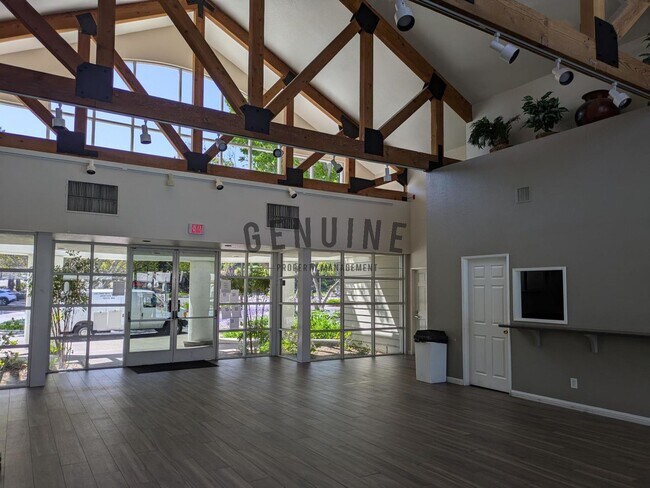 Building Photo - Charming 1Bd Upstairs Condo w/ Den & Garage